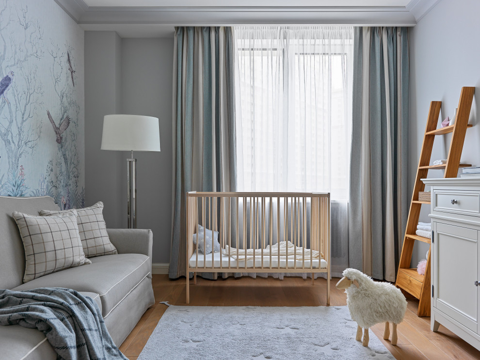 Inspiration pour une chambre de bébé neutre traditionnelle avec un mur gris, un sol en bois brun et un sol marron.