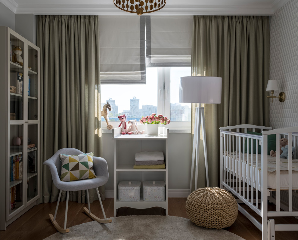 На фото: нейтральная комната для малыша: освещение в скандинавском стиле с серыми стенами, паркетным полом среднего тона и коричневым полом с