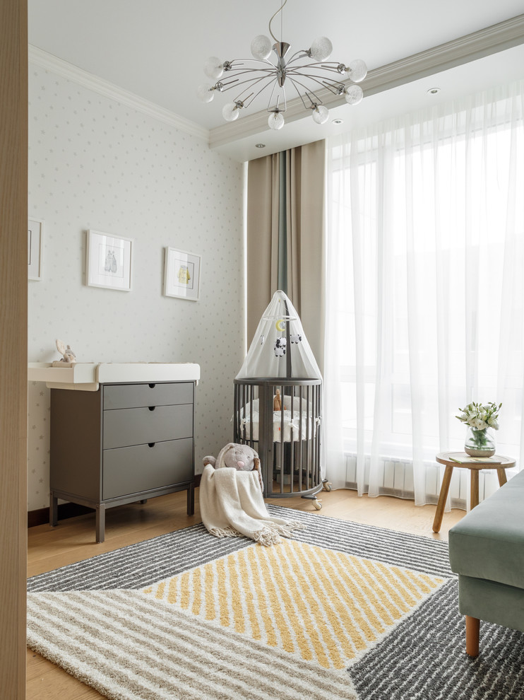 Идея дизайна: нейтральная комната для малыша: освещение в скандинавском стиле с белыми стенами и светлым паркетным полом