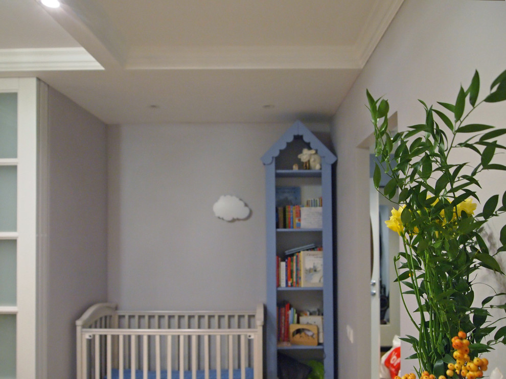 Cette image montre une petite chambre de bébé nordique.