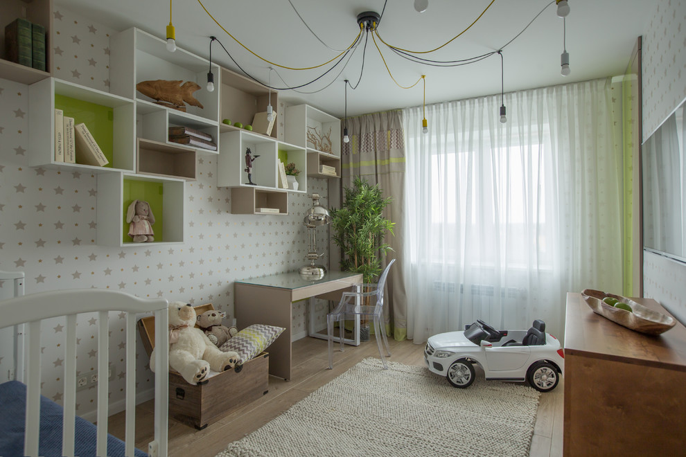 他の地域にあるコンテンポラリースタイルのおしゃれな赤ちゃん部屋 (白い壁、淡色無垢フローリング、男女兼用、ベージュの床、照明) の写真
