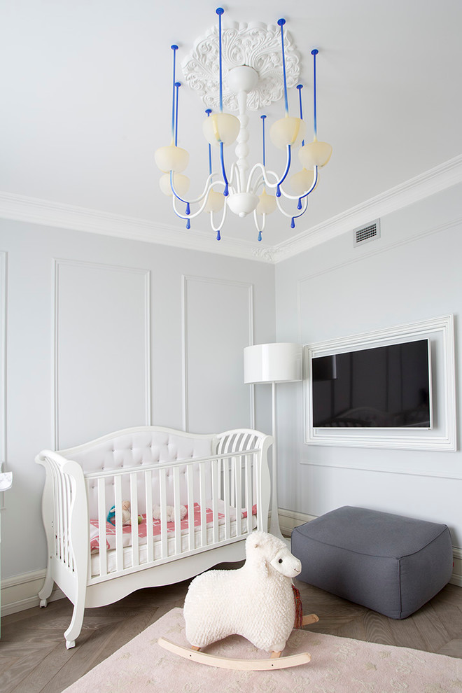 Идея дизайна: комната для малыша в современном стиле с серыми стенами и паркетным полом среднего тона