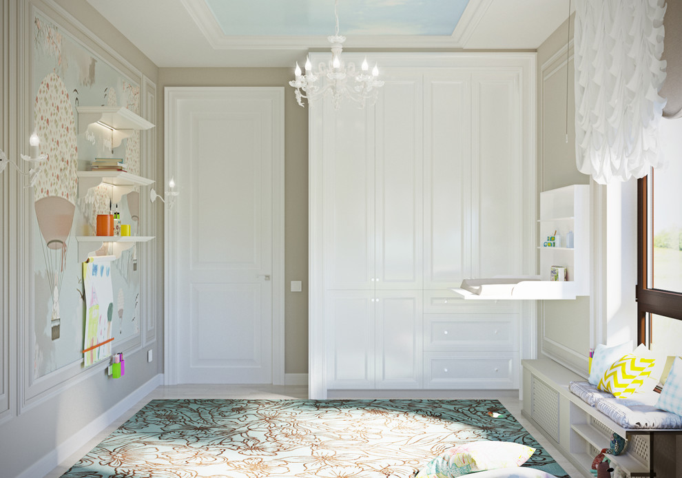 Großes Klassisches Babyzimmer mit beiger Wandfarbe, braunem Holzboden und braunem Boden in Sonstige