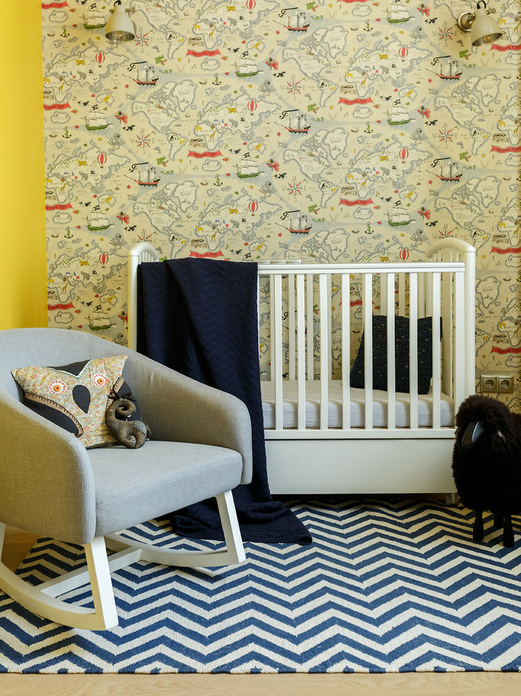 На фото: нейтральная комната для малыша в современном стиле с разноцветными стенами, ковровым покрытием и синим полом