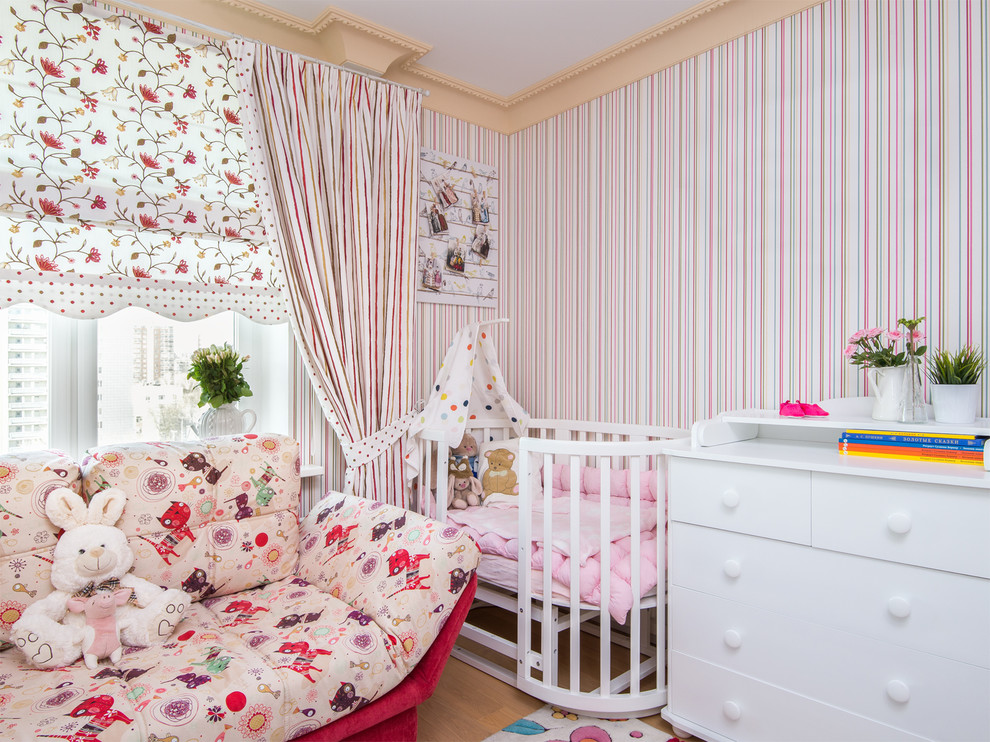Diseño de habitación de bebé niña tradicional renovada con paredes rosas
