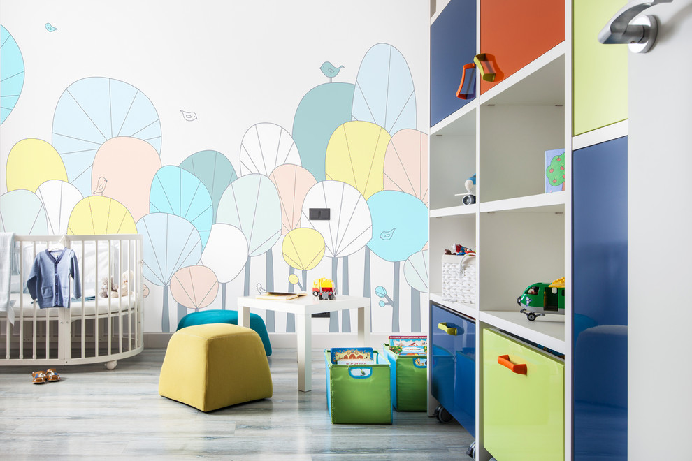 На фото: комната для малыша среднего размера в современном стиле с пробковым полом, серым полом и разноцветными стенами для мальчика