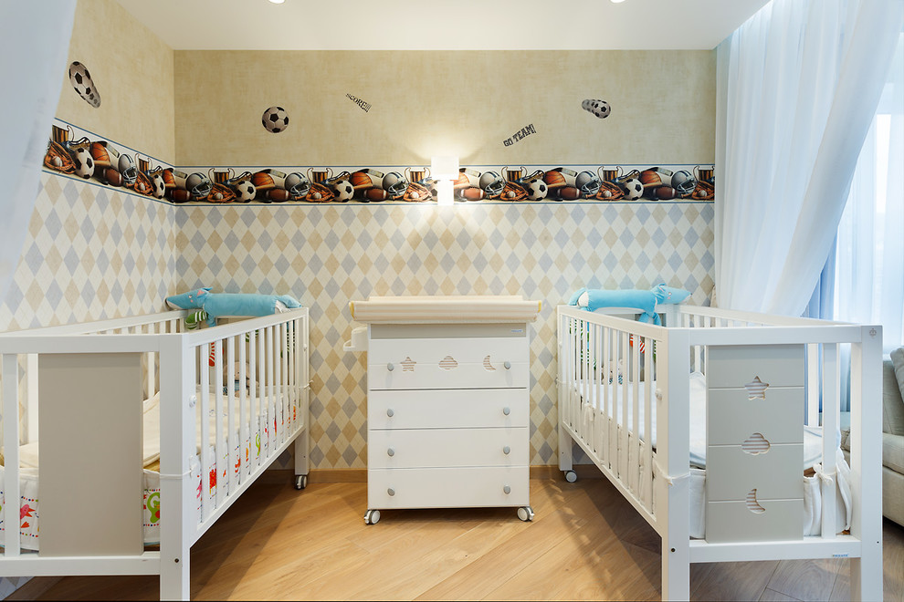 Idées déco pour une chambre de bébé garçon scandinave de taille moyenne avec un mur multicolore, parquet clair et un sol beige.