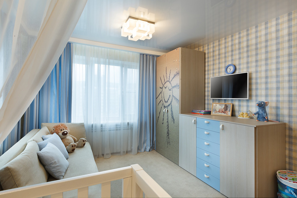 Cette image montre une chambre de bébé garçon design de taille moyenne avec un mur multicolore, parquet clair et un sol beige.
