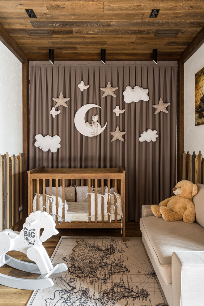 Свежая идея для дизайна: большая нейтральная комната для малыша в современном стиле с белыми стенами, паркетным полом среднего тона и коричневым полом - отличное фото интерьера