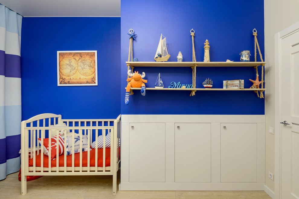 На фото: комната для малыша среднего размера в современном стиле с синими стенами, полом из ламината и бежевым полом для мальчика