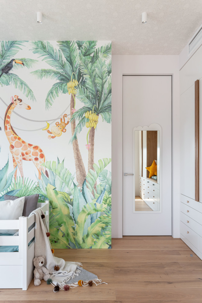 Источник вдохновения для домашнего уюта: комната для малыша в современном стиле с разноцветными стенами, паркетным полом среднего тона, коричневым полом и обоями на стенах
