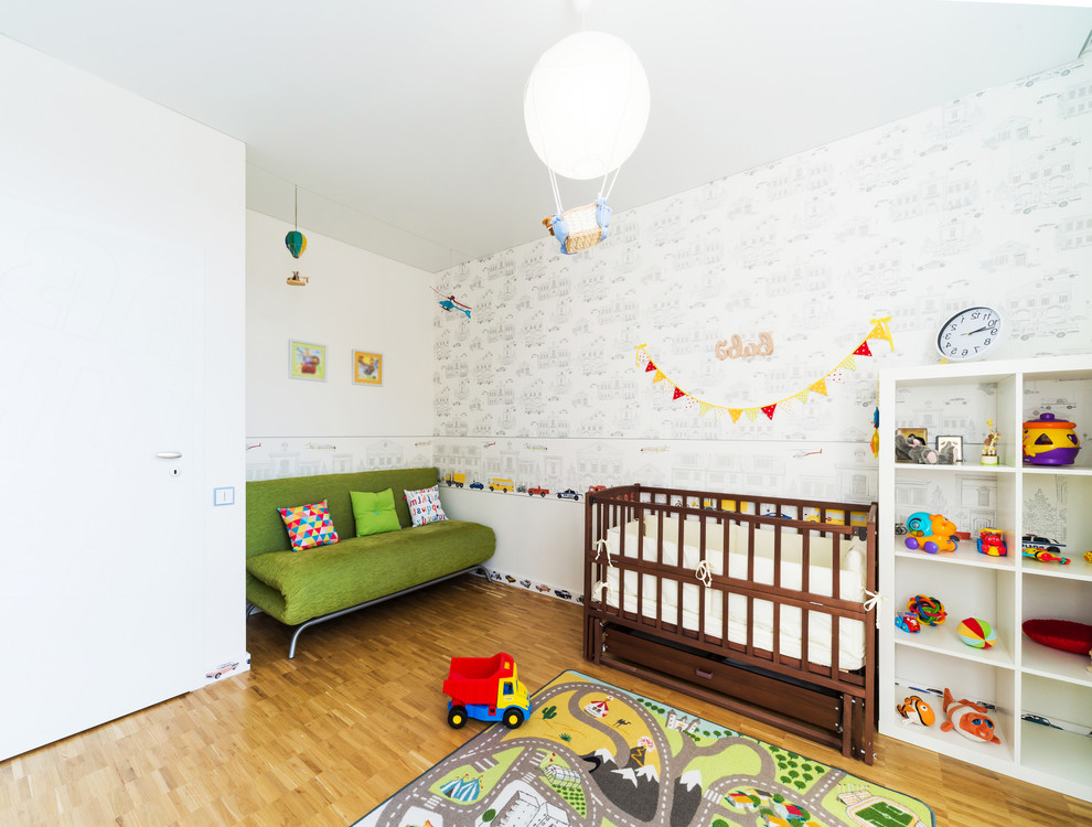 モスクワにある高級な中くらいなコンテンポラリースタイルのおしゃれな赤ちゃん部屋 (無垢フローリング、男の子用、白い壁) の写真