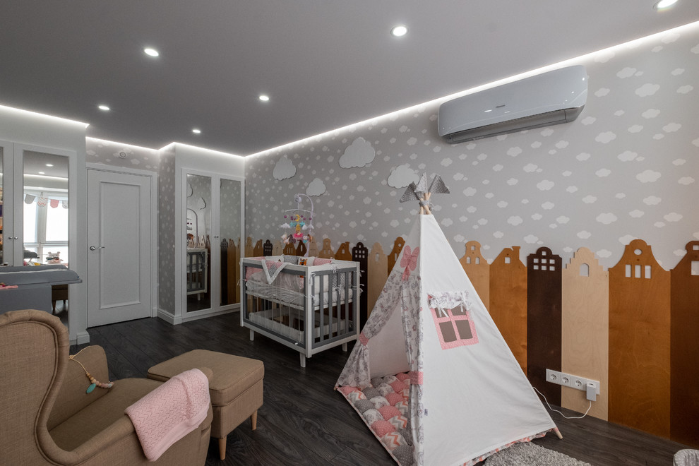 На фото: нейтральная комната для малыша среднего размера в современном стиле с серыми стенами, полом из ламината и серым полом с
