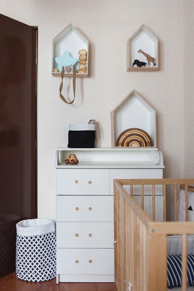 Источник вдохновения для домашнего уюта: комната для малыша в современном стиле с бежевыми стенами и паркетным полом среднего тона