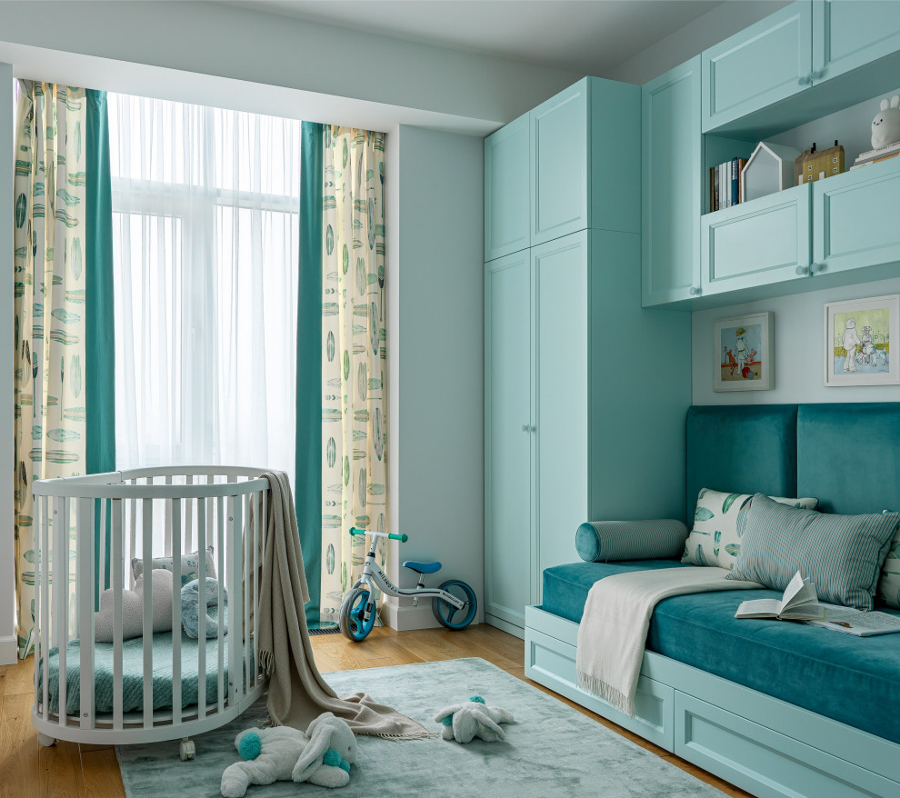Diseño de habitación de bebé contemporánea de tamaño medio
