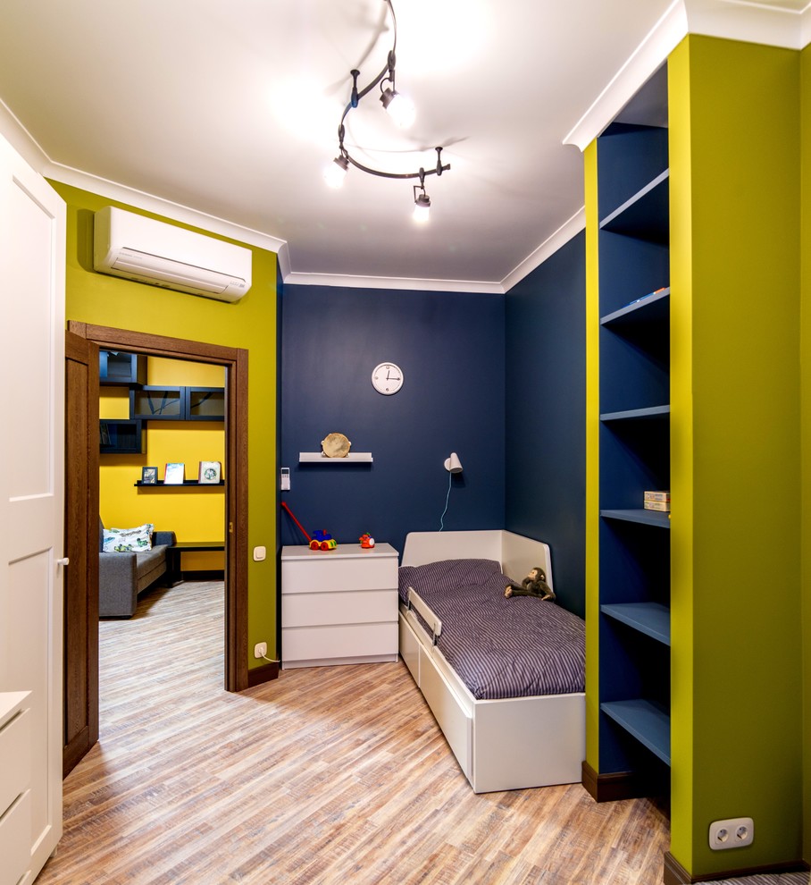 На фото: комната для малыша среднего размера в современном стиле с зелеными стенами, пробковым полом и коричневым полом для мальчика