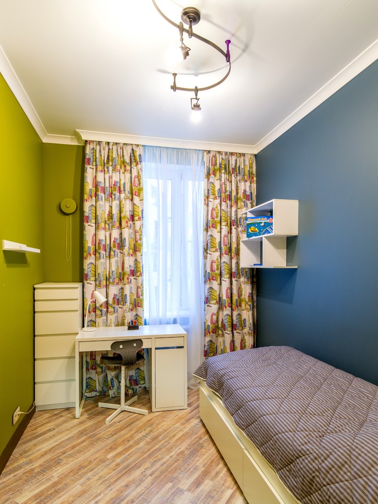 Modelo de habitación de bebé niño contemporánea de tamaño medio con paredes azules, suelo de corcho y suelo marrón