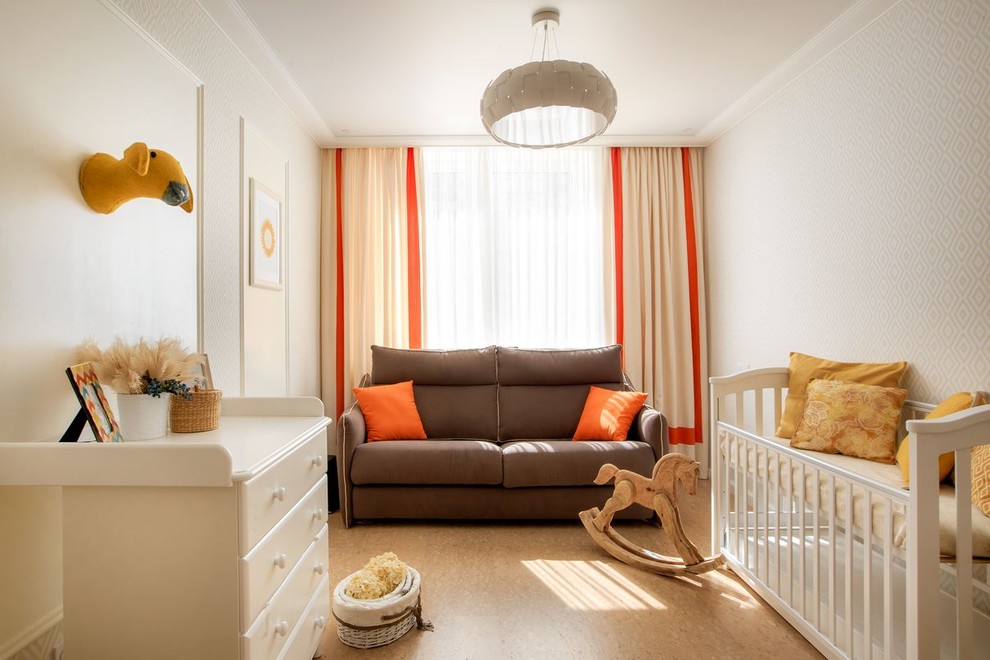 Diseño de habitación de bebé neutra tradicional renovada de tamaño medio con paredes blancas, suelo de corcho y suelo beige