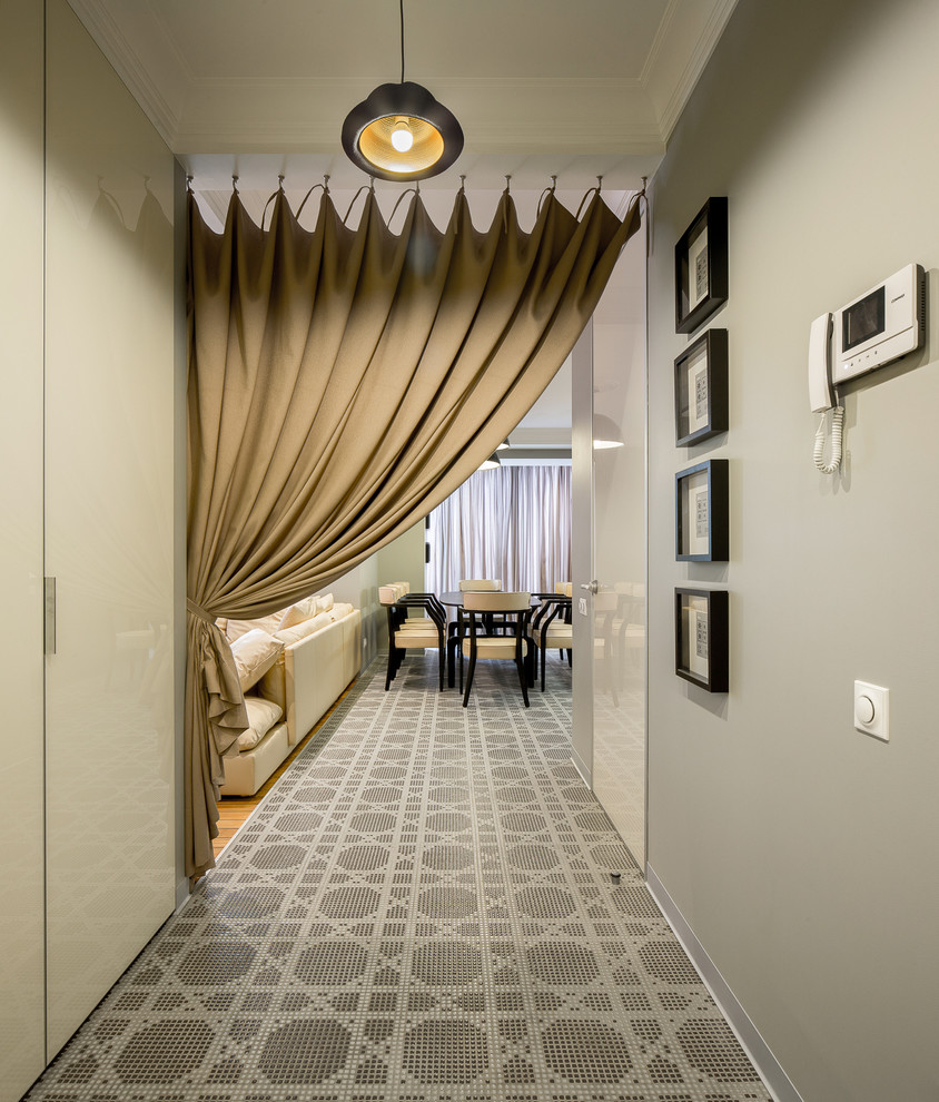 На фото: коридор в современном стиле с серыми стенами и полом из керамической плитки с