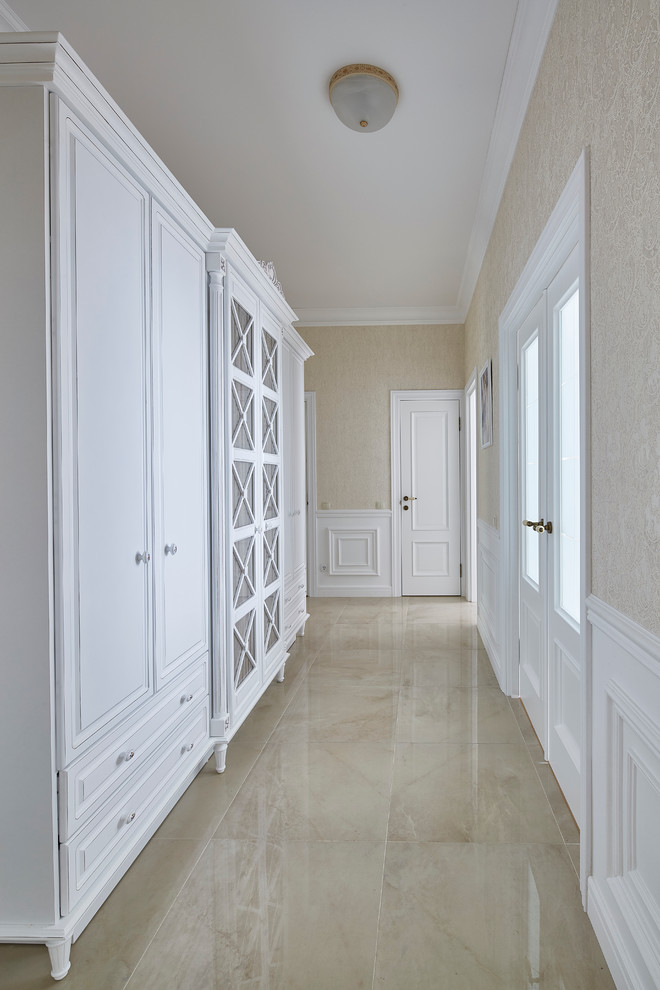 Immagine di un ingresso o corridoio chic di medie dimensioni con pavimento con piastrelle in ceramica e pareti beige