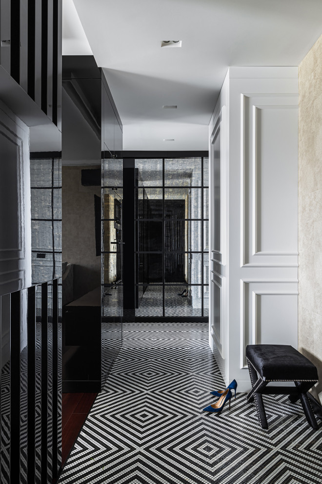 Пример оригинального дизайна: коридор среднего размера в стиле неоклассика (современная классика) с белыми стенами