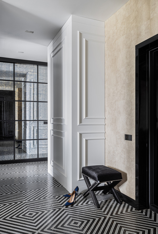 Свежая идея для дизайна: коридор среднего размера в стиле неоклассика (современная классика) с белыми стенами - отличное фото интерьера