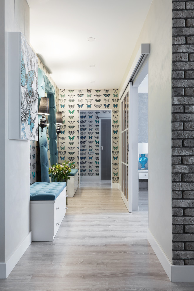 Идея дизайна: коридор среднего размера в современном стиле с бежевыми стенами и полом из ламината
