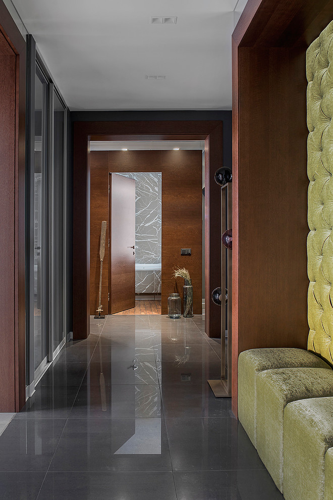 Источник вдохновения для домашнего уюта: коридор в современном стиле с коричневыми стенами и серым полом