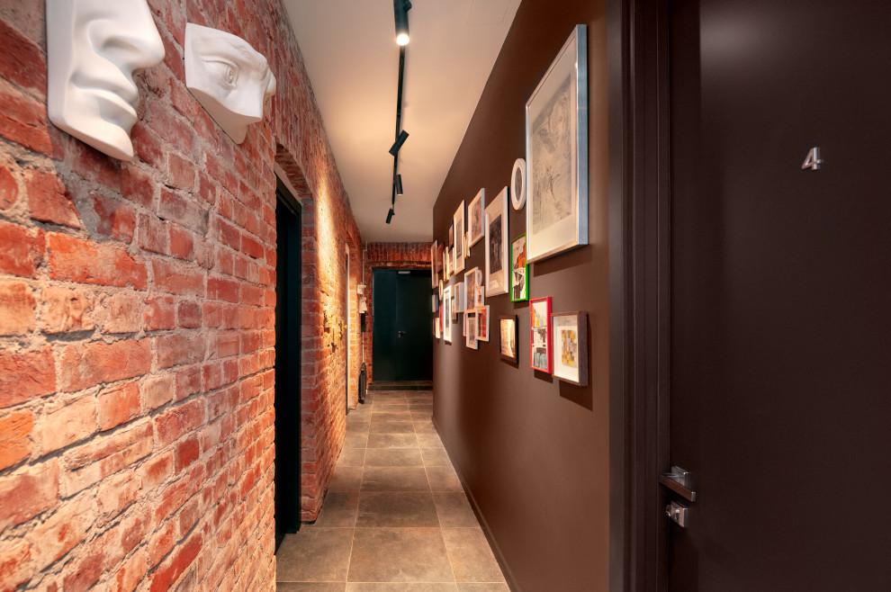 Foto di un ingresso o corridoio industriale di medie dimensioni con pareti rosse, pavimento con piastrelle in ceramica e pavimento grigio