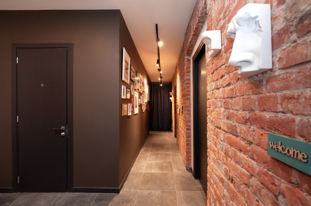 Стильный дизайн: коридор среднего размера в стиле лофт с красными стенами, полом из керамической плитки и серым полом - последний тренд