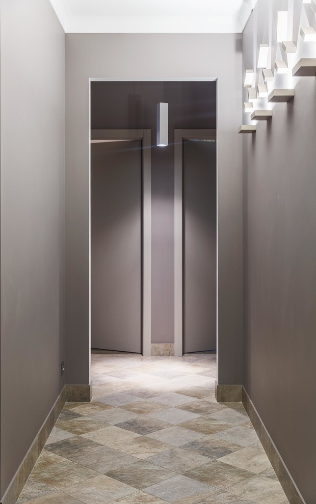 На фото: коридор: освещение в современном стиле с серыми стенами с