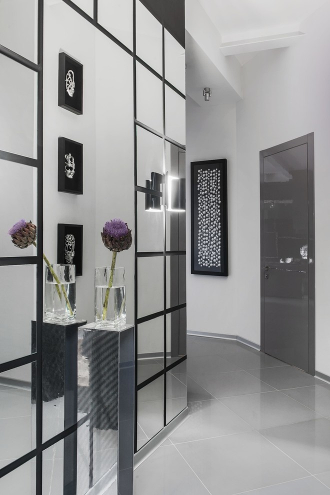 Источник вдохновения для домашнего уюта: коридор в современном стиле с белыми стенами и серым полом