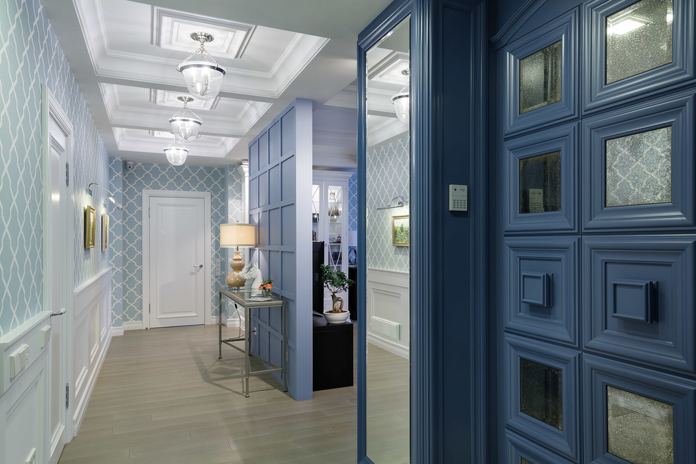 Свежая идея для дизайна: коридор: освещение в классическом стиле - отличное фото интерьера
