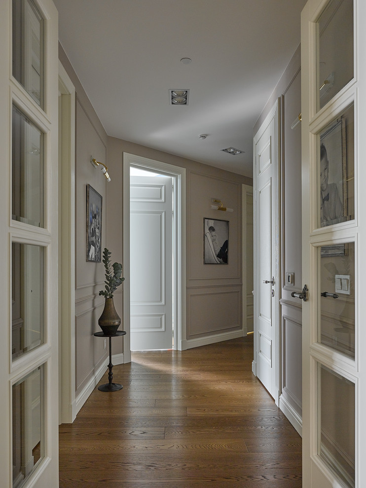 Пример оригинального дизайна: узкий коридор в классическом стиле с паркетным полом среднего тона и серыми стенами