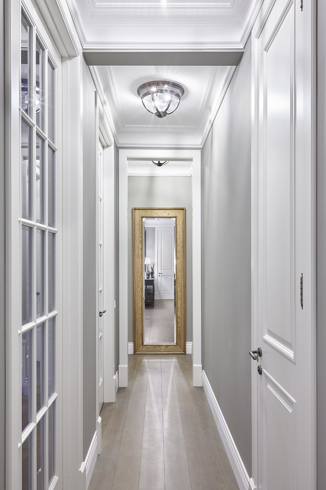 Пример оригинального дизайна: коридор: освещение в стиле неоклассика (современная классика) с серыми стенами, светлым паркетным полом и белым полом