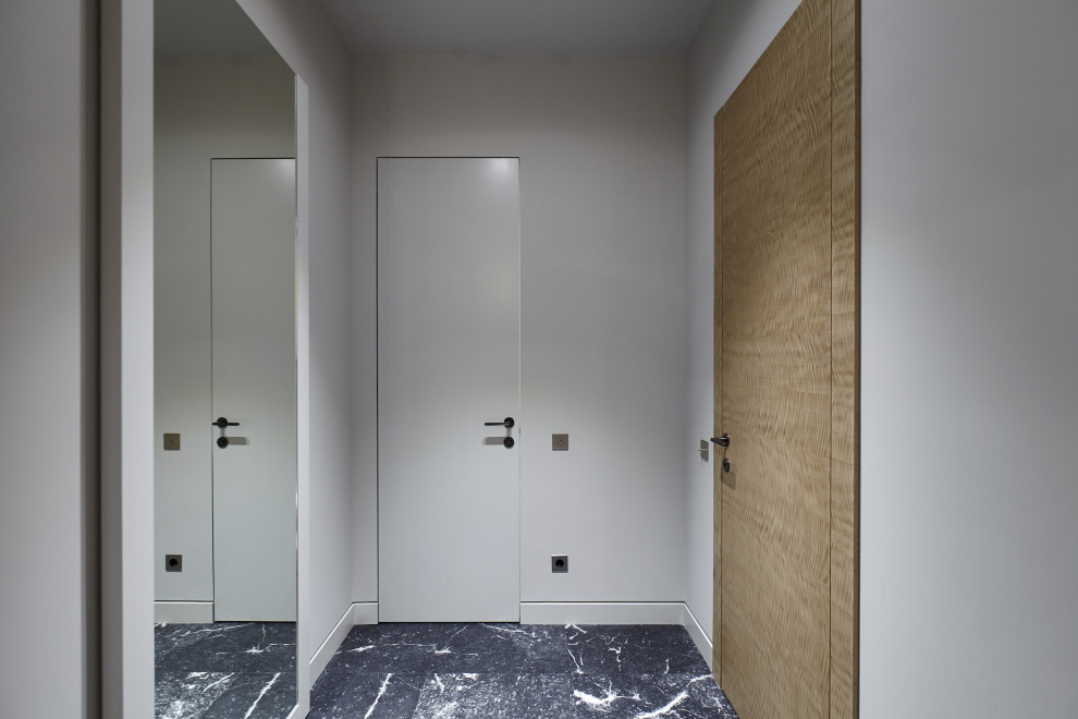 Источник вдохновения для домашнего уюта: коридор среднего размера с белыми стенами
