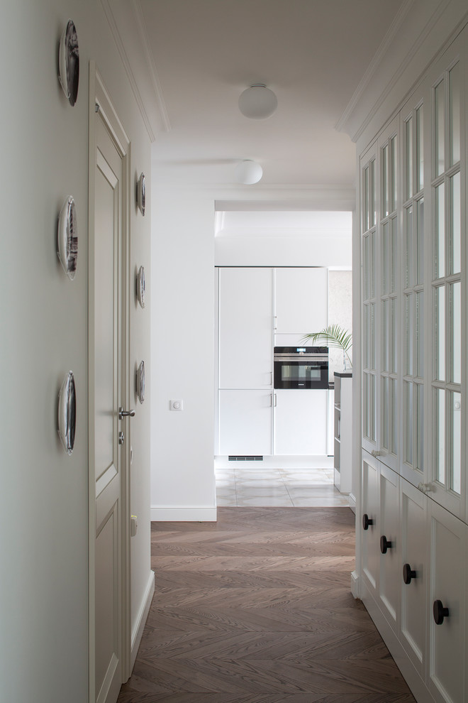 Источник вдохновения для домашнего уюта: коридор в стиле неоклассика (современная классика) с белыми стенами, паркетным полом среднего тона и коричневым полом