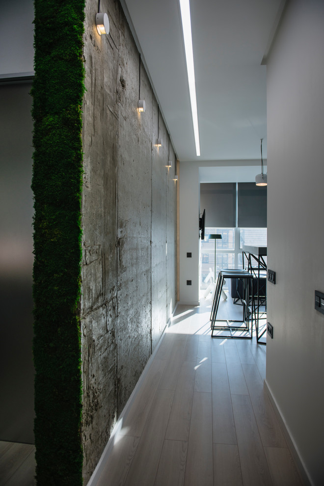 Inspiration för en liten funkis hall, med grå väggar, laminatgolv och vitt golv