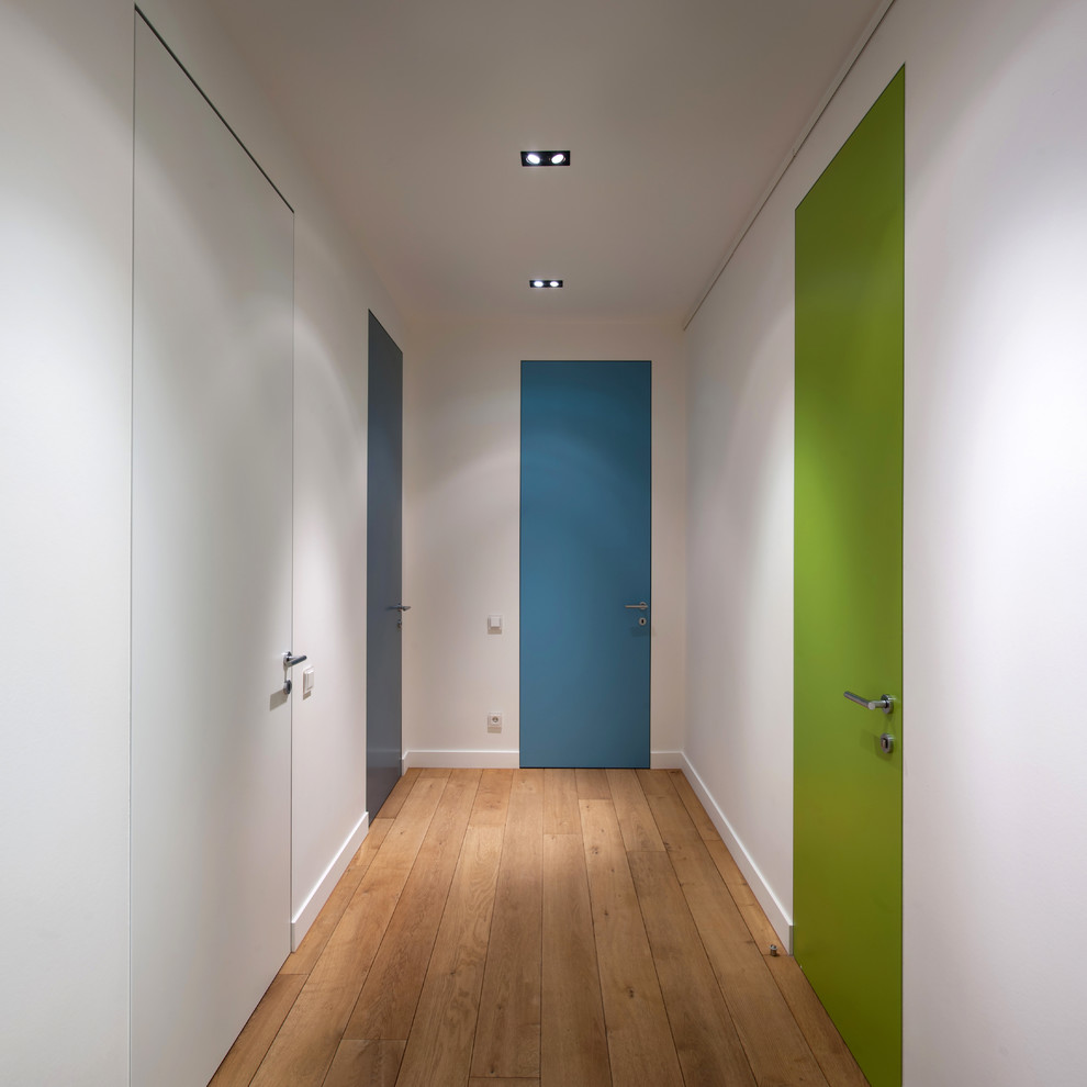 Идея дизайна: коридор в современном стиле с белыми стенами, светлым паркетным полом и бежевым полом