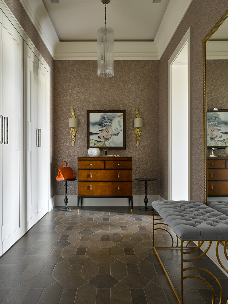 Стильный дизайн: коридор: освещение в классическом стиле с коричневыми стенами и темным паркетным полом - последний тренд
