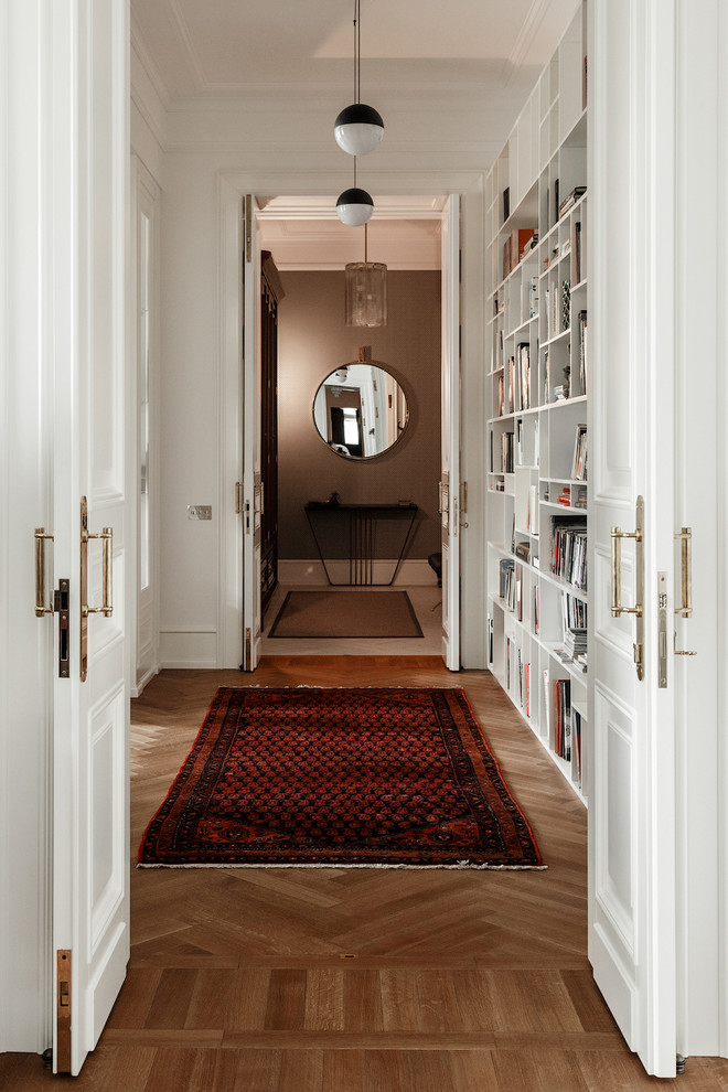 Источник вдохновения для домашнего уюта: коридор в стиле неоклассика (современная классика) с белыми стенами и светлым паркетным полом