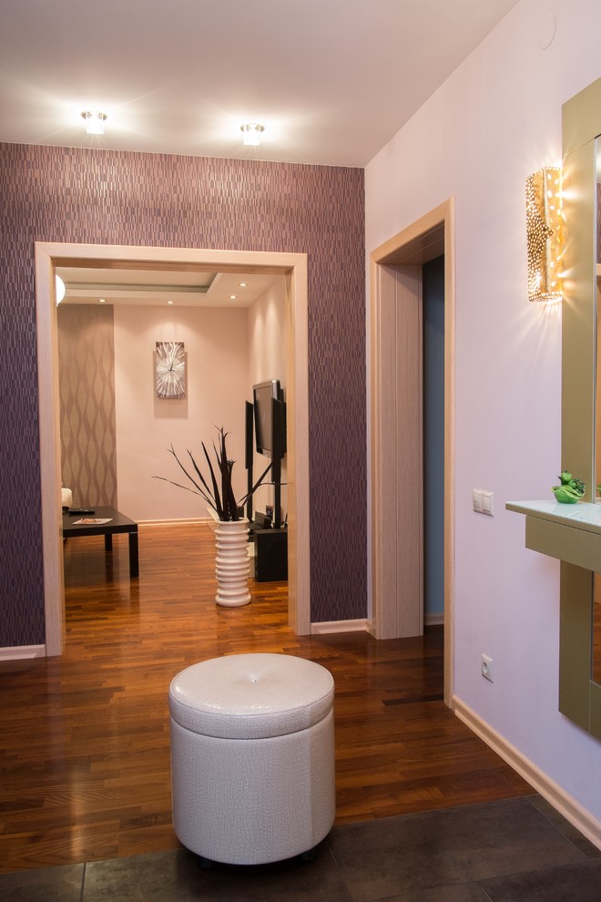 Réalisation d'un petit couloir design avec un mur violet, un sol en carrelage de céramique et un sol violet.