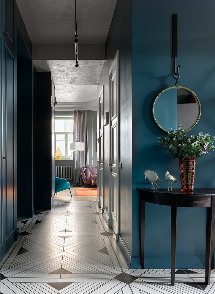 Стильный дизайн: коридор в современном стиле с синими стенами и разноцветным полом - последний тренд