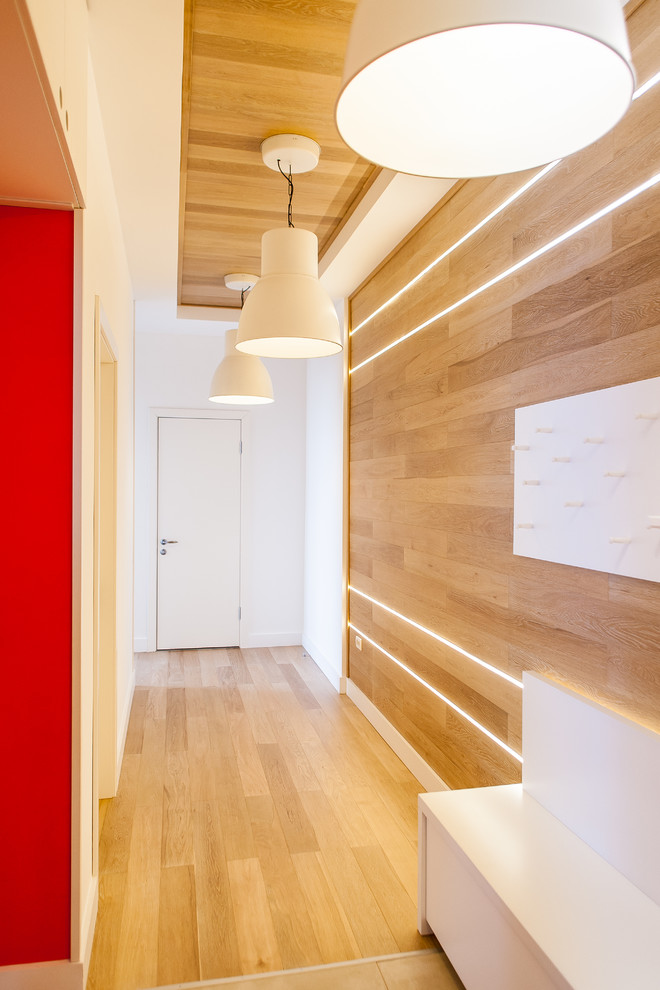 Réalisation d'un couloir design de taille moyenne avec un mur beige, parquet clair et un sol marron.
