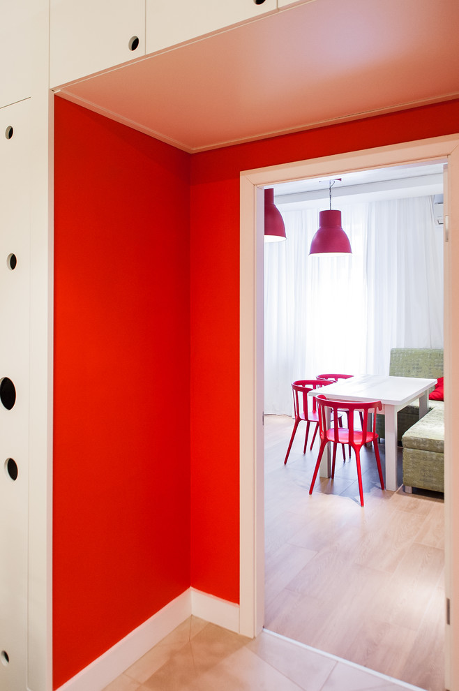 Inspiration för mellanstora moderna hallar, med röda väggar och beiget golv