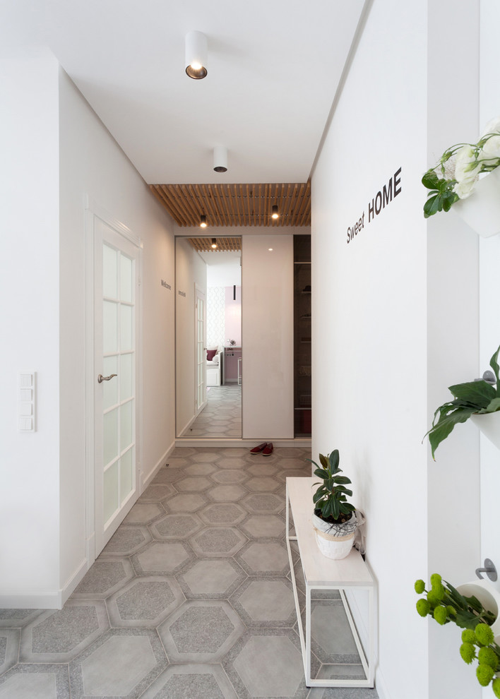 他の地域にあるお手頃価格の小さな北欧スタイルのおしゃれな廊下 (白い壁、セラミックタイルの床) の写真