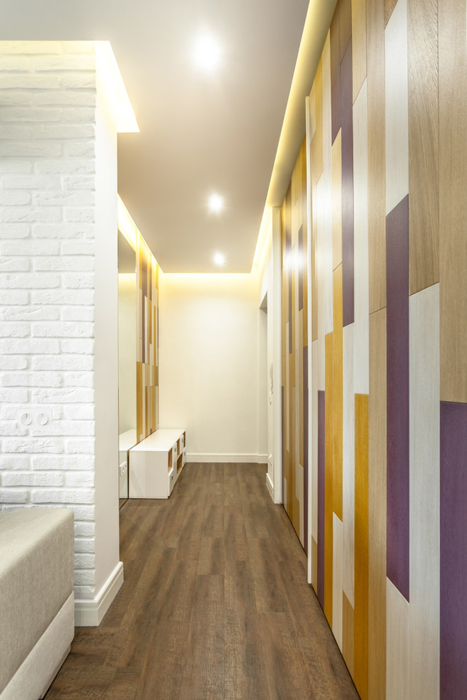 Свежая идея для дизайна: маленький коридор в современном стиле с разноцветными стенами, полом из винила и коричневым полом для на участке и в саду - отличное фото интерьера