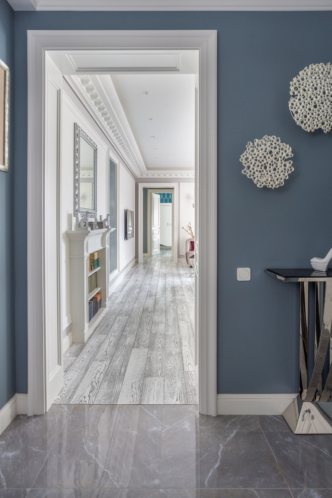 Стильный дизайн: коридор среднего размера в стиле фьюжн с серыми стенами и серым полом - последний тренд