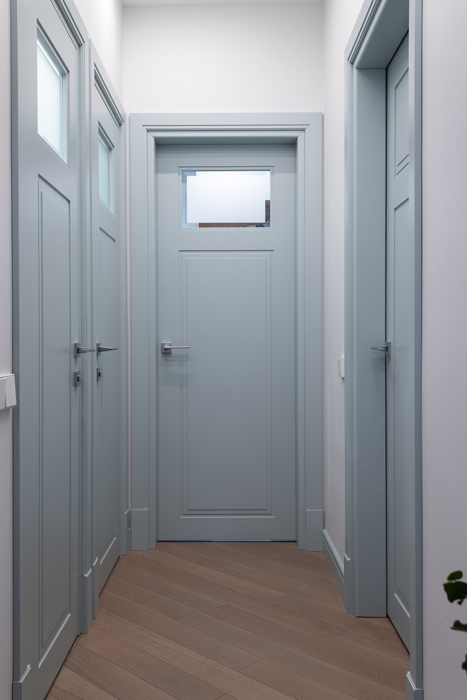 Idee per un ingresso o corridoio contemporaneo con pareti bianche e pavimento beige