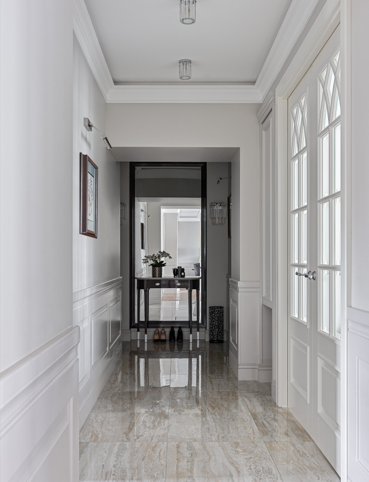 Imagen de recibidores y pasillos tradicionales renovados de tamaño medio con paredes grises, suelo de baldosas de porcelana y suelo beige